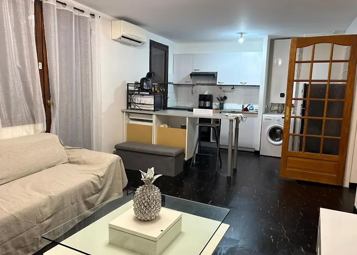 T2 Centre Apartment *